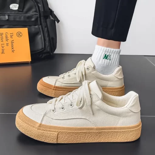 어떤 스타일에도 잘 어울리는 심플하고 모던한 캐주얼화 1A8ZG3