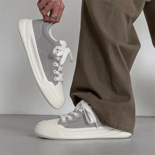 어떤 스타일에도 잘 어울리는 심플하고 모던한 캐주얼화 1A8ZG3